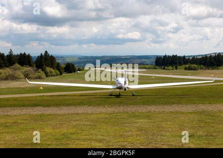 Motorsegler rollt zur Startbahn, Sportflugplatz, Wasserkuppe, Gersfeld, Rhön, Hessen, Allemagne Banque D'Images