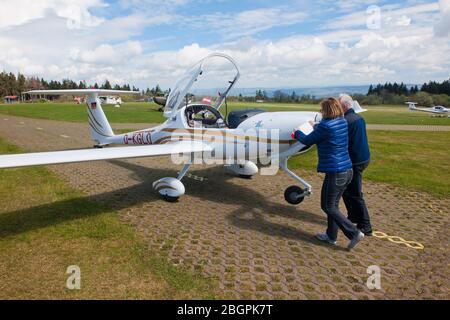 Contrôle avant vol de vor Rundflug Banque D'Images