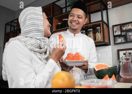 homme et femme musulmane ayant des fruits pour un dîner à jeun Banque D'Images