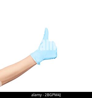 Main montrant les pouces vers le haut s'inscrire sur fond blanc. Gants en latex bleu clair isolés sur blanc. Geste de la main de la femme ou signe isolé sur blanc Banque D'Images