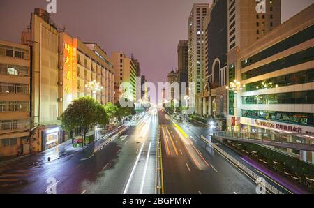 Kunming, Chine - 20 septembre 2017 : autoroute dans le centre-ville de Kunming la nuit. Banque D'Images