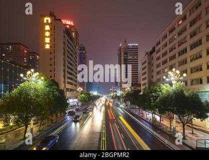 Kunming, Chine - 20 septembre 2017 : autoroute dans le centre-ville de Kunming la nuit. Banque D'Images