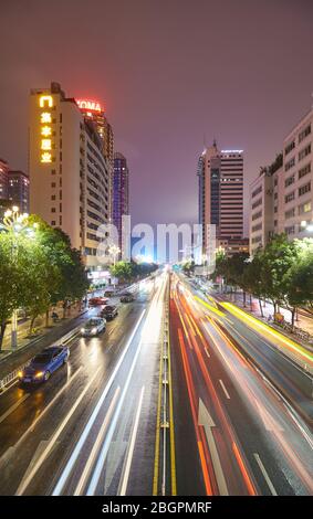 Kunming, Chine - 20 septembre 2017 : autoroute dans le centre-ville de Kunming la nuit. Banque D'Images