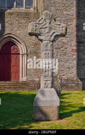 Irlande, County Down, Downpatrick, Replica of Downpatrick High Cross avec la cathédrale de la Sainte Trinité également connue sous le nom de cathédrale en arrière-plan. Banque D'Images