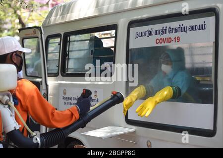 Chennai, Inde. 22 avril 2020. Un professionnel de la santé désinfecte une camionnette mobile COVID-19 à Chennai, en Inde, le 22 avril 2020. Le ministère fédéral de la santé de l'Inde a déclaré mercredi soir que 12 nouveaux décès dus à la COVID-19, outre 487 nouveaux cas positifs, ont été signalés depuis la matinée dans tout le pays, portant le nombre de décès à 652 et le nombre total de cas à 20 471. Crédit: Str/Xinhua/Alay Live News Banque D'Images