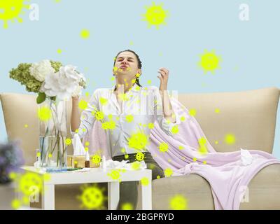 Femme caucasienne éternuant, illustration de la propagation du virus, arrêter l'épidémie. Mal et fièvre, maux de tête. Émotions humaines, ventes, santé et médecine concept. Arrêter l'épidémie. Auto-isolé, se sent malade. Banque D'Images