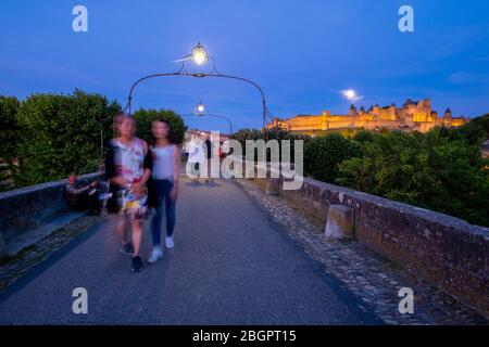 Les gens marchant sur le Pont Vieux avec le château médiéval du Comtal en arrière-plan, Carcassonne, France, Europe Banque D'Images