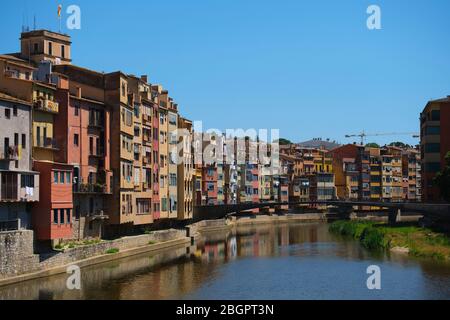 Maisons colorées le long des rives de la rivière Onyar à Gérone, en Espagne, en Europe Banque D'Images