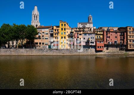 Maisons colorées le long des rives de la rivière Onyar à Gérone, en Espagne, en Europe Banque D'Images