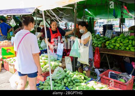 Les thaïlandais font du shopping sur le marché local des fruits de gros avec un masque sur les écluses à Bangkok Banque D'Images