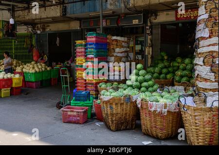 Marché local des fruits de gros au marché des fruits de Mahanak Banque D'Images