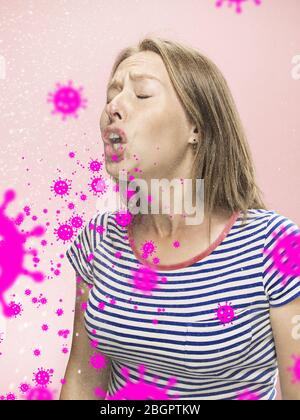 Femme caucasienne éternuant, illustration de la propagation du virus, arrêter l'épidémie. Mal et fièvre, maux de tête. Émotions humaines, ventes, santé et médecine concept. Arrêter l'épidémie. Auto-isolé, se sent malade. Banque D'Images