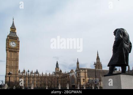 Années 1970 Bronze Statue Winston Churchill sur Parliament Square, Londres bâton de marche SW1 par Ivor Roberts-Jones Banque D'Images