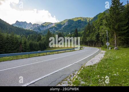 Ljubelj, Slovénie - 09 août 2019: Vue sur la vallée de St Ana est pressée entre les montagnes Karavanke le long de la route menant au col de Ljubelj Banque D'Images