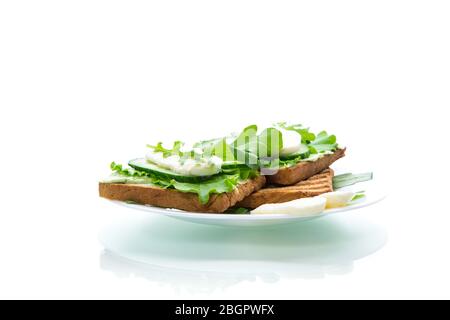 toasts frits avec feuilles de salade, fromage à tartiner et mozzarella dans une assiette Banque D'Images