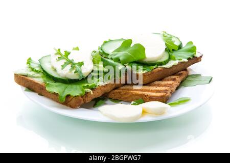 toasts frits avec feuilles de salade, fromage à tartiner et mozzarella dans une assiette Banque D'Images