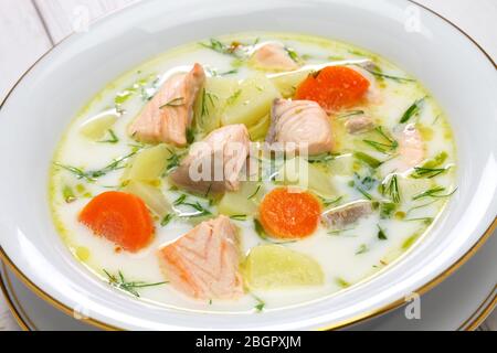 Lohikeitto, soupe traditionnelle finlandaise au saumon Banque D'Images