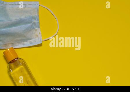 masque médical plat et gel antiseptique liquide Banque D'Images