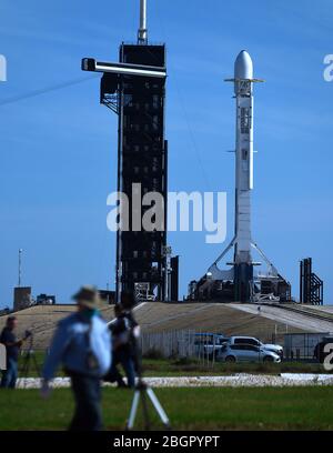 Une fusée SpaceX Falcon 9 transportant le septième lot de 60 satellites Starlink qui fournira un service Internet mondial est prête à être lancée au PAD 39 A du Kennedy Space Center. Banque D'Images