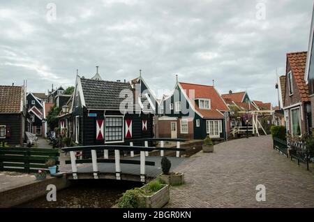 Vue sur la rue et le pont en bois traditionnel néerlandais dans le village de pêcheurs de Hollande-Méridionale, Pays-Bas Banque D'Images
