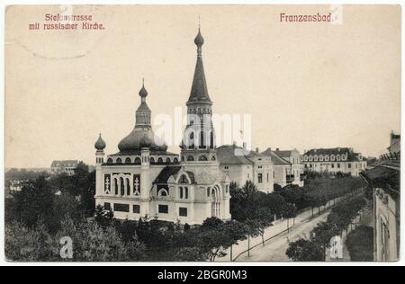 Église russe de Franzensbad dans l'Empire austro-hongrois (maintenant Františkovy Lázně en République tchèque) représentée dans la carte postale ancienne publiée avant 1908 par l'éditeur allemand Hermann Poy à Dresde, Allemagne. L'église orthodoxe de Saint Olga la Princesse (Chryám svatee kněžny Olgy) conçue par l'architecte autrichien Gustav Wiedermann et construite en 1881-1889 pour les visiteurs russes de la station thermale de Bohème occidentale est représentée dans le millésime. Avec la permission de la collection de cartes postales Azoor. Banque D'Images