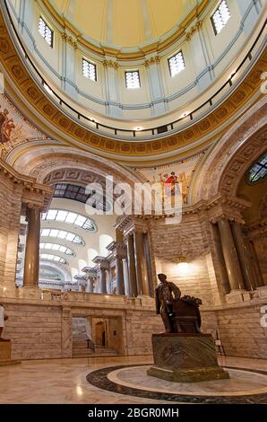 Le bâtiment du Capitole de l'État du Kentucky ; 1910, intérieur, rotonde, arches, dôme, décoration très décorative, peintures murales, statue d'Abraham Lincoln, grande Bea néoclassique Banque D'Images