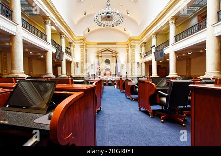 Le bâtiment du Capitole de l'État du Kentucky; 1910, intérieur, chambre du Sénat, a levé des galeries pour les spectateurs, a levé le bureau du président, 38 bureaux de sénateurs, chai Banque D'Images