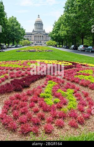 Promenade, Kentucky State Capitol Building; 1910, vue vers la construction, les lits de fleurs, herbe, marches, lieu de rassemblement, attrayant, National Register of H Banque D'Images