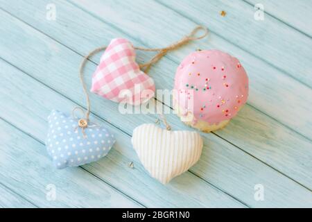 Pain sucré traditionnel pâques orthodoxe gâteau de fête panettone également appelé kulich émaillé de glaçage rose et de raisins secs et de trois couleurs les cœurs Banque D'Images