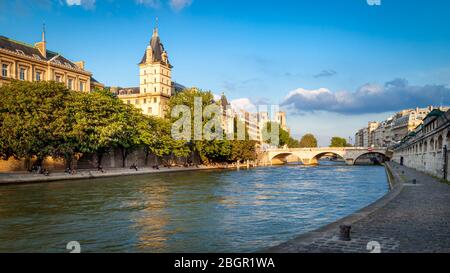 Promenade le long de la Seine sous la préfecture de police, Paris, France Banque D'Images