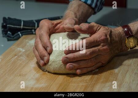 Homme adulte pétrir du pain de levain Banque D'Images