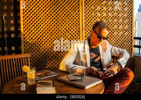 Homme adulte travaillant à la maison pour confinement Banque D'Images