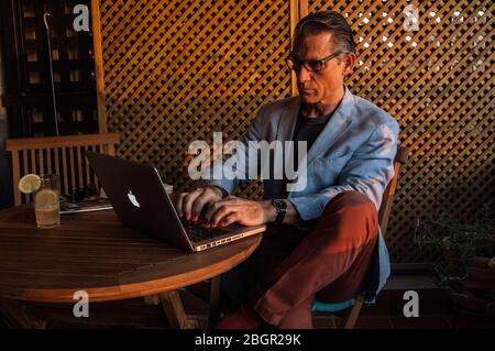 Homme adulte travaillant à la maison pour confinement Banque D'Images