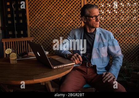 Homme adulte travaillant à la maison pour confinement Banque D'Images
