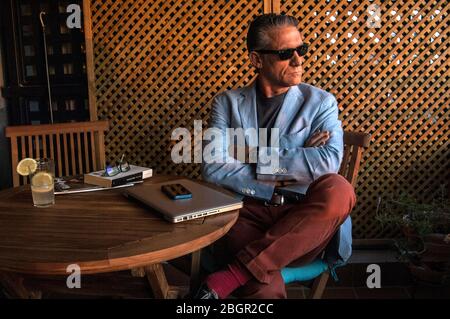 Homme adulte travaillant à la maison pour confinement Banque D'Images