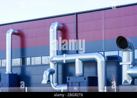 Nouveau système moderne de chauffage et de ventilation d'usine avec tuyaux en acier inoxydable Banque D'Images