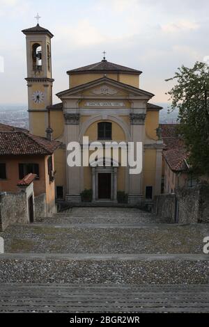 Bergame, Italie -22 septembre 2019: Église de Santa Grata inter Vites (parmi la culture de la vigne) dédiée à Santa Grata, Bergame citta alta. Banque D'Images