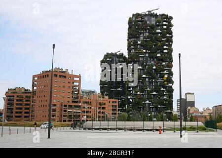 Milan, Italie - 25 septembre 2019 : tour résidentielle Bosco Verticale dans le quartier Porta Nuova, Milan, Italie. Gratte-ciel avec arbres qui poussent sur le spectre Banque D'Images