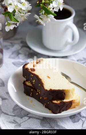 Cheesecake Lviv, un dessert ukrainien traditionnel avec raisins secs, enrobé de glaçage au chocolat. Banque D'Images