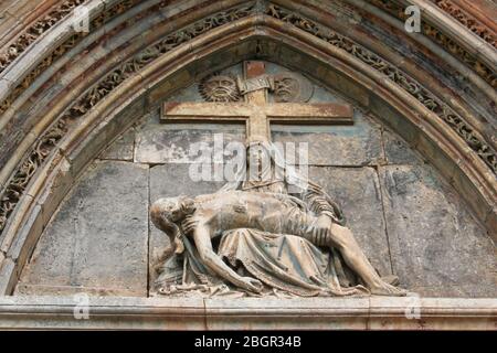 Sculpture du monastère de Cartuja de Miraflores de Santa Maria Burgos entrée de Marie tenant Jésus avec arche et croix Castille Et Leon Espagne Banque D'Images