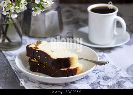 Cheesecake Lviv, un dessert ukrainien traditionnel avec raisins secs, enrobé de glaçage au chocolat. Banque D'Images