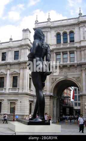 Vue arrière de la statue de la Vierge mère Damien Hirst révélant les intérieurs Femme enceinte dans la cour de l'Académie royale des arts Londres Angleterre Royaume-Uni Banque D'Images