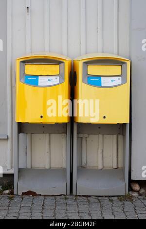 Mariefred, Suède - 22 mars 2020: Deux boîtes aux lettres jaunes gérées par le service postal suédois Postnord. Banque D'Images