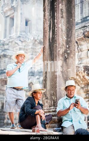 Les Cambodgiens attendent à l'ombre aux temples d'Angkor Wat, province de Siem Reap Cambodge. Banque D'Images