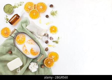 Kit d'auto-soin pour le corps et le visage. Noix de savon, huile de coco, poudre de spiruline. Concept bricolage éco-cosmétiques naturels, masques, gommages, spa à la maison. Zéro déchet, non Banque D'Images