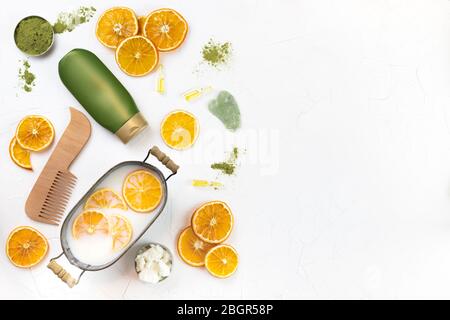 Kit d'auto-soin pour le corps et le visage. Rouleau de jade pour le massage gouasha, huile de coco, poudre de spiruline. Concept bricolage éco-cosmétiques naturels, masques, gommages, cdm Banque D'Images