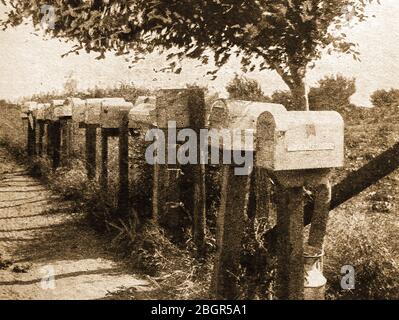 Un poste de livraison de poste dans la Californie rurale, États-Unis en 1915. L'année suivante, en 1916, la Loi sur les routes de qualité du poste rural autorisait les fonds fédéraux pour les routes de poste rurales. Banque D'Images