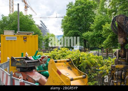 Démolition de bâtiments, de grues, de conteneurs jaunes et de la nature dans la ville. Structures en béton armé. Banque D'Images