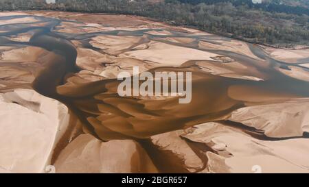 Vue aérienne spectaculaire sur le lit vide de la Vistule en Pologne. Été très sec. Catastrophe naturelle de sécheresse. Banque D'Images