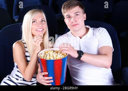 Jeune couple watching movie dans le cinéma Banque D'Images